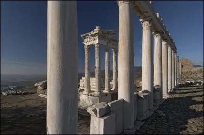 Magnifique acropole dans l'actuelle Turquie, ancienne forteresse séleucide, elle fut également la capitale des attalides. Quelle est cette cité ?