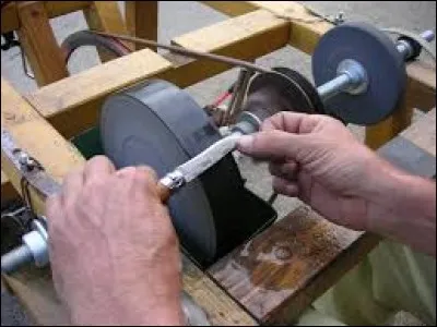 Le rémouleur a un secret : il se frotte l'émail sur le coutelat.