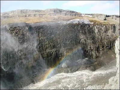 À quel type de commerce correspond l'enseigne "Le Furet du Nord", située sur la Grand Place de Lille ?