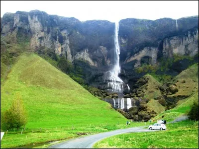 Quelle célèbre course cycliste est surnommée, en raison de son extrême difficulté, l'"Enfer du Nord" ?