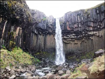 De quel pays sont originaires les trois frères composant le groupe musical des années 80 nommé "Léopold Nord & Vous" ?