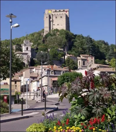 Dans quel village de la Drôme peut-on trouver le plus haut donjon de France ?