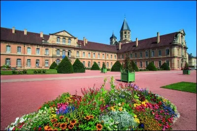 Dans quel département se trouve l'abbaye de Cluny ?