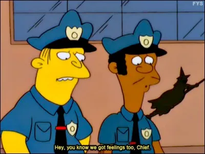 Comment se nomme l'officier et le sergent de police toujours aux côtés de ce policier ?