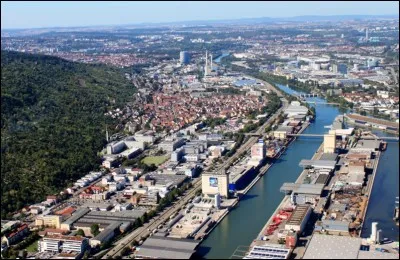 Une de ces grandes villes allemandes est traversée par le Neckar. Laquelle ?