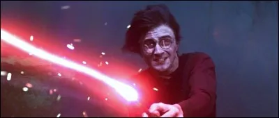 Quel sortilège émettant une lumière rouge, Harry utilise-t-il plusieurs fois contre Voldemort ?