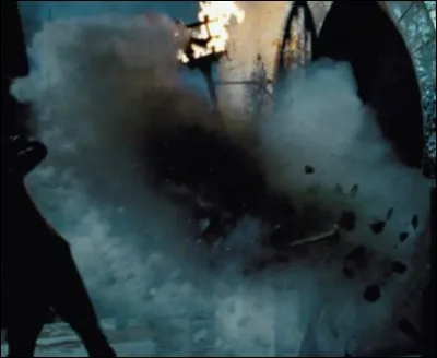 Avec quel sortilège Hermione fait-elle exploser la porte pour libérer Sirius ?