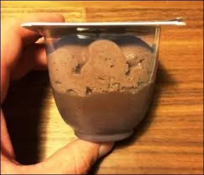 Complétez ce slogan : "On se lève tous pour...