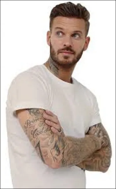 Quelle phrase est tatouée sur son avant-bras droit ?