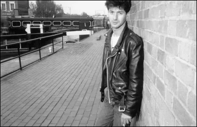 "Satanée pleine lune rousse, Triangle des Bermudes 
J'fais rimer latitude, solitudes et incertitudes Entre deux surprises-parties, tu m'as surpris, t'es partie Seul je suffoque dans cette jungle, ça m'rend dingue, t'es partie 
J'fais un voeu, le feu d'un duel au soleil Je rêve d'un duel avec toi..." : quel est le titre de cette chanson d'Etienne Daho ?