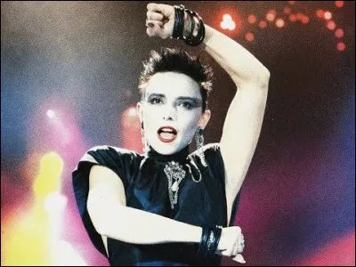 "En rouge et noir" est un titre de l'année précédente mais le succès a été tel qu'il continue d'être écouté. Qui l'interprète ?