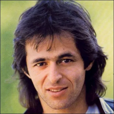 " Puisque l'ombre gagne Puisqu'il n'est pas de montagne
Au-delà des vents plus haute que les marches de l'oubli
Puisqu'il faut apprendre À défaut de le comprendre À rêver nos désirs et vivre des "Ainsi-soit-il" : quel est le titre de cette chanson de Jean-Jacques Goldman ?