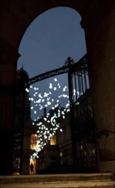 Cette uvre de Paul Cocksedge, intitulé Bourrasque, semble tout droit sortie de la fin d'un thriller passionnant, lequel ?