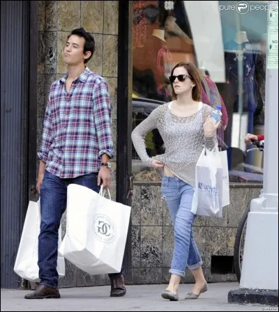 Emma préfère les garçons de son âge.