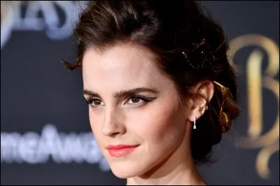 Emma a naturellement les cheveux blonds.