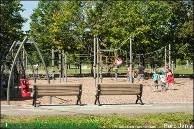 Tu vois un enfant seul qui semble triste dans un parc. Qu'est-ce-que tu fais ?