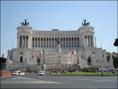 : le Monument &agrave; Victor-Emmanuel II &agrave; Rome est surnomm&eacute; la machine &agrave; :