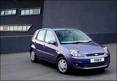 La 5e génération.
Mais oui ! Vous reconnaissez sûrement la Ford Fiesta MkV !
Connaissez-vous sa puissance maximale ?