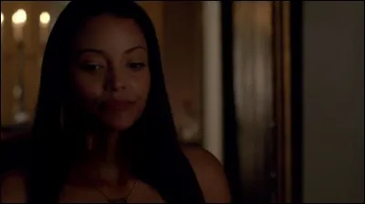 Comment s'appelle la jeune fille qui s'est fait passer pour Sarah Salvatore ?