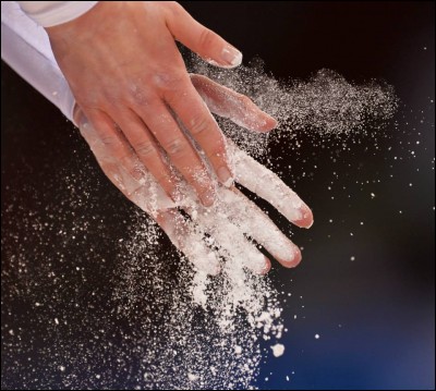 Comment s'appelle la poudre blanche qui ressemble à de la farine, et que les gymnastes mettent sur leurs mains aux barres ?