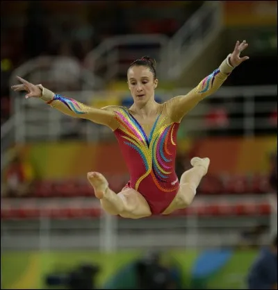 Nina Derwael est championne... aux barres.