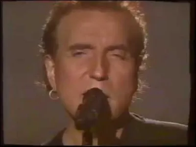 Chanteur engagé, Bernard Lavilliers chante en 1994 " Les politiques, drôles d'oiseaux, Prennent toujours pour plan de vol Les bulletins de la météo Ils vont toujours où il fait beau.
Il fait beau dans les audimats, Dans les sondages du Figaro. Il fait très beau chez la misère Et dans les oeuvres humanitaires..." Quel est le titre ?