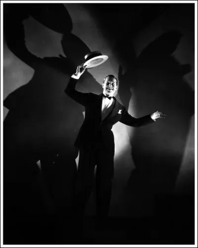 Quel est le titre de cette chanson de 1939, de Maurice Chevallier, un grand succès malgrè ses ambuguîtés : "Le Colonel était d'l'Action Française Le Commandant était un modéré Le Capitaine était pour les diocèses Et le lieutenant boulottait du curé Le juteux était un fervent extrémiste Le Sergent un socialiste convaincu Le Caporal inscrit sur toute les listes Et l'deuxième classe au PMU !...?