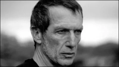 Qui chante en 1997 " C'est drôle de voir ce que nos pensées sont devenues On était tellement de gauche Aujourd'hui on ne sait plus On compte les plaies, les bosses Tout ce qu'en marche on a perdu On se dit que de toute façon l'histoire est moche Ce qui n'était pas gagné d'avance est désormais perdu..." ?