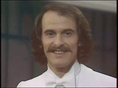 Qui chantait en 1978 "Accroche à ton coeur un morceau de chiffon rouge Une fleur couleur de sang Si tu veux vraiment que ça change et que ça bouge Lève-toi car il est temps 
Allons droit devant vers la lumière En levant le poing et en serrant les dents Nous réveillerons la terre entière Et demain, nos matins chanteront.."?