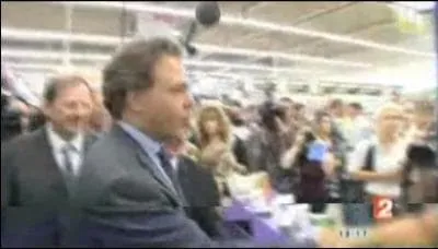 Luc Chatel a bnfici d'une 'claque militante' lors de la visite d'un supermarch pour promouvoir les fournitures scolaires  bas prix. Qui composait cette claque ?