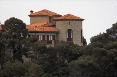 Pour prparer son retour de vacances, Nicolas Sarkozy a invit un hte de marque dans la villa de sa femme, au Cap-Ngre...