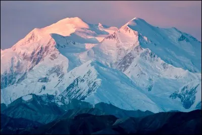 À combien de mètres culmine le mont Denali, plus haut sommet des États-Unis ?