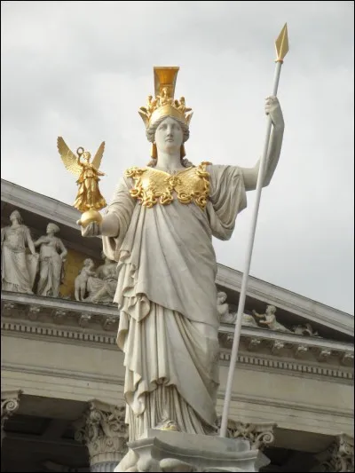 À quelle déesse romaine Athéna est-elle associée ?
