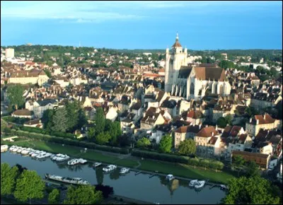 Cette sous-préfecture et ville la plus peuplée du Jura, est traversé par le Doubs. Quelle est-elle ?