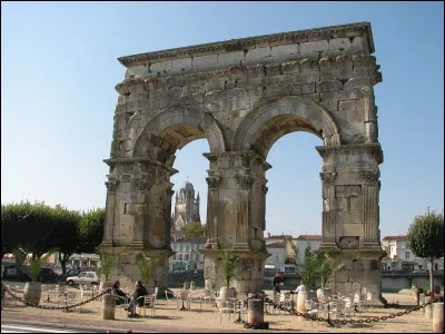 Si vous aimez les monuments romains, cette ville vous plaira : en plus de cet arc, dit de Germanicus, vous y trouverez de beaux vestiges d'un grand amphithéâtre. Quelle est cette ville ?