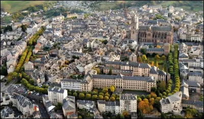 C'est la Préfecture d'un département du Massif Central, située sur une colline dominant la rivière et surmontée par une cathédrale visible à plus de 20 km. Quelle est cette ville ?