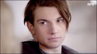 Avec qui Noora est-elle en couple dans la saison 2 et le début de la 3 ?