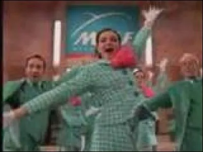 Appelez-moi le directeur ! Demandez-lui quelle chanson accompagne les pubs de la MAAF depuis pas mal d'années.