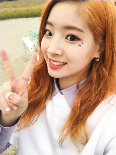 Quel est son costume dans la chanson "TT" ?