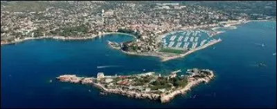 À combien de kilomètres de Marseille la ville se situe-t-elle ?
