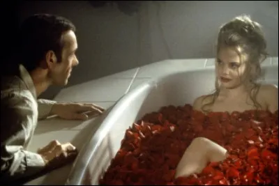 Dans le bain de pétales de rose, c'est la jeune Mena Suvari. Celui qui n'en peut plus à côté de la baignoire, c'est Kevin Spacey. Quel est ce drame ?