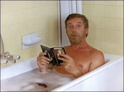 Dérangé dans son bain, c'est Yves Montand dans un hôtel de Caracas. Celle qui le dérange est bien sûr... ?