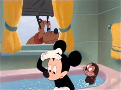 Dans le bain, c'est Mickey Mouse et une... loutre ! Mais le plus étrange n'est-il pas... ?