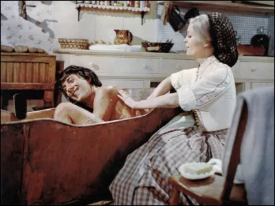 Dans le bain, c'est Dustin Hoffman, que lave très (trop) consciencieusement Faye Dunaway, femme de pasteur. Quel est ce film ?