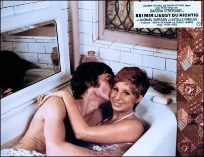 Dans le bain, c'est Barbra Streisand et son époux dans ce film, l'acteur Michael Sarrazin. Quelle est cette comédie qui enchaîne les problèmes ?