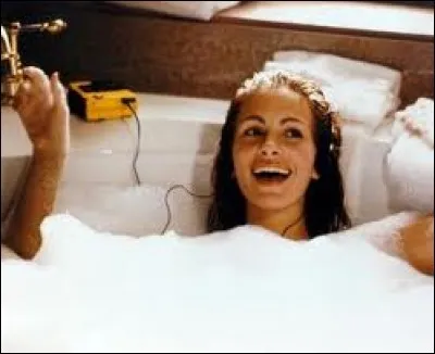Dans le bain, c'est Julia Roberts, chantant à tue-tête les écouteurs dans les oreilles ! Le film, c'est bien sûr... ?