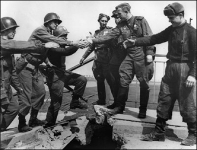 Le 25 avril 1945, les troupes américaines et soviétiques font leur jonction. Dans quelle localité ?