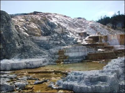 Que signifie l'expression "ne pas y aller de main morte" ?