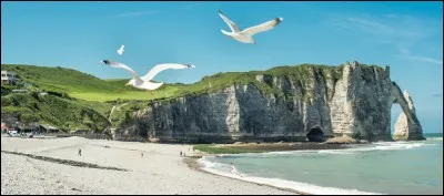 Par quelle mer la Normandie est-elle baignée ?