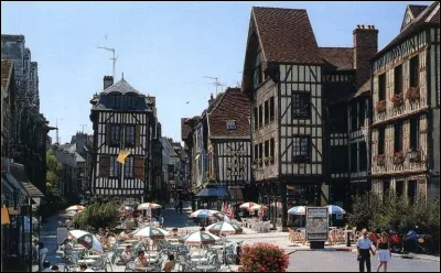Cette ville, dont le centre est en forme de bouchon de Champagne poss&egrave;de un bel ensemble de maisons m&eacute;di&eacute;vales. Quelle est cette ville travers&eacute; par la Seine ?
